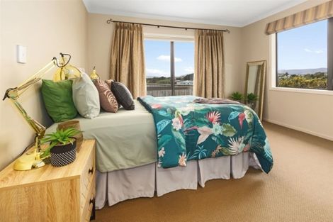 Photo of property in 8 Aoraki Rise, Aotea, Porirua, 5024