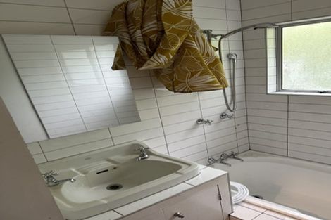 Photo of property in 1 Piha Road, Piha, New Lynn, 0772