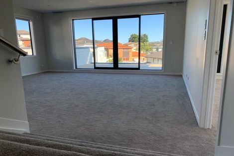 Photo of property in 5 May Potter Close, Oteha, Auckland, 0632