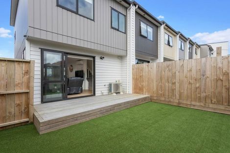 Photo of property in 8/25 Vodanovich Road, Te Atatu South, Auckland, 0610