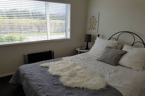 Photo of property in 44b Gilbransen Road, Kumeu, 0810