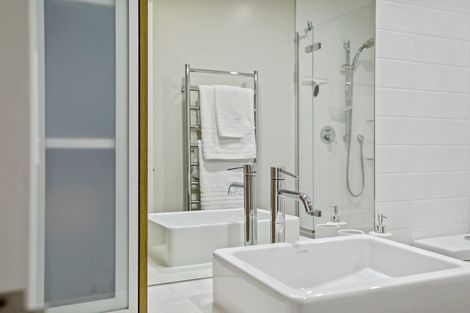 Photo of property in Patent 326 Apartments, 326 Evans Bay Parade, Hataitai, Wellington, 6021