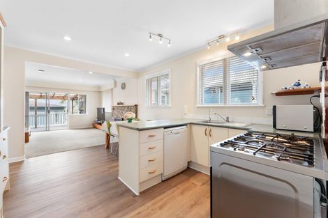 Photo of property in 1/625 Beach Road, Rothesay Bay, Auckland, 0630