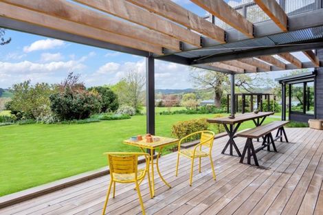 Photo of property in 1559 Kahikatea Flat Road, Kaukapakapa, 0871