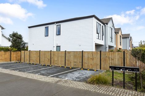 Photo of property in 1 Royal View Road, Te Atatu South, Auckland, 0610