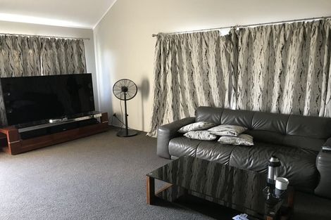 Photo of property in 3/17 Akoranga Drive, Northcote, Auckland, 0627