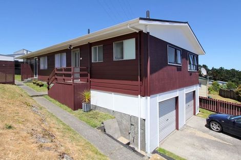 Photo of property in 9 Chetwode Grove, Newlands, Wellington, 6037