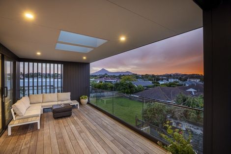 Photo of property in 8 Kowhai Street, Strandon, New Plymouth, 4312