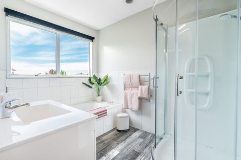 Photo of property in 11 Chokebore Place, Sockburn, Christchurch, 8042