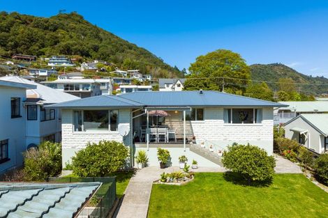 Photo of property in 23 Broadway, Picton, 7220