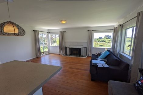 Photo of property in 501 Waikawa Beach Road, Manakau, Levin, 5573