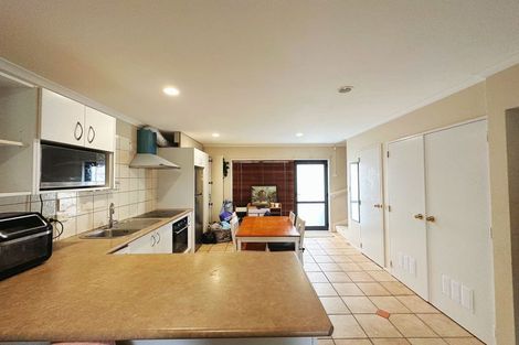 Photo of property in Tuscany Way, 17/3 Ambrico Place, New Lynn, Auckland, 0600