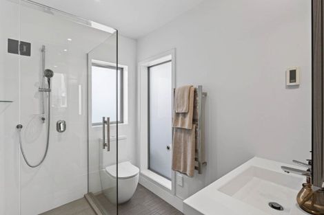 Photo of property in 7 Commodore Parry Road, Castor Bay, Auckland, 0620