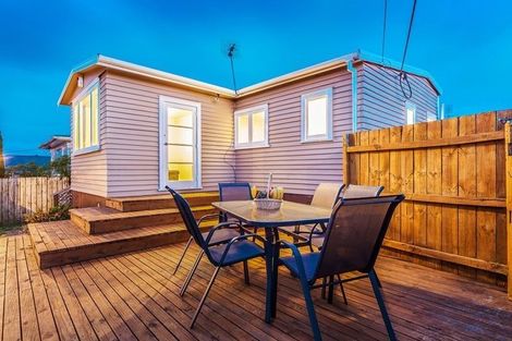 Photo of property in 70 Forrest Hill Road, Forrest Hill, Auckland, 0620