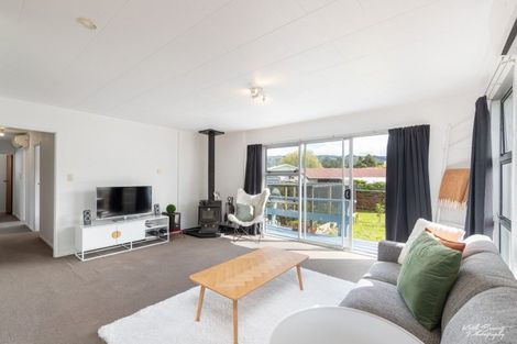 Photo of property in 43 Blueberry Grove, Timberlea, Upper Hutt, 5018