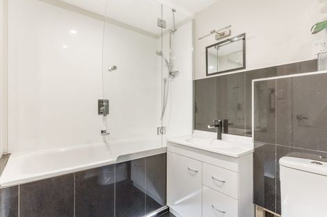 Photo of property in 18 Grassmere Road, Henderson Valley, Auckland, 0612