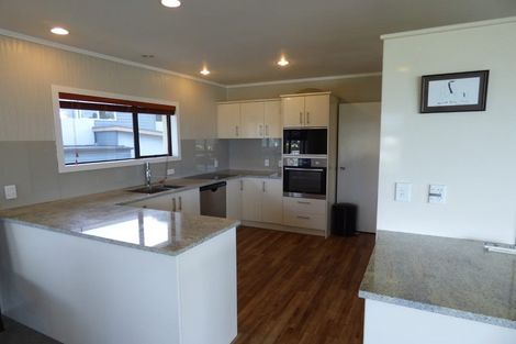 Photo of property in 2a Korotaha Terrace, Rothesay Bay, Auckland, 0630