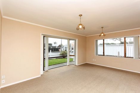 Photo of property in 19 Paynters Avenue, Strandon, New Plymouth, 4312