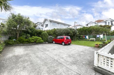 Photo of property in Owd Trafford Flats, 17 Brougham Street, Mount Victoria, Wellington, 6011