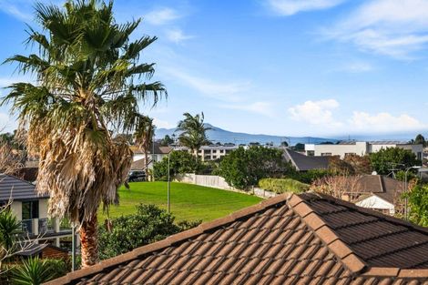 Photo of property in 52 Rising Parade, Fairview Heights, Auckland, 0632