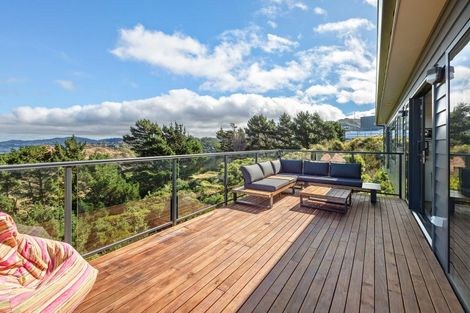 Photo of property in 16 Piper Way, Newlands, Wellington, 6037