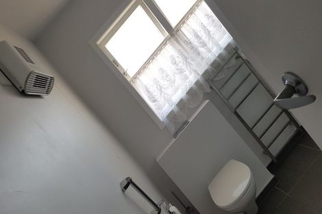 Photo of property in 2/37 Shakespeare Road, Milford, Auckland, 0620