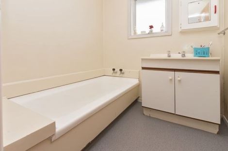 Photo of property in 2 Heyford Close, Mangere, Auckland, 2022