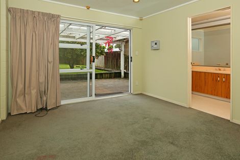 Photo of property in 6 Meadow Crescent, Te Atatu South, Auckland, 0602