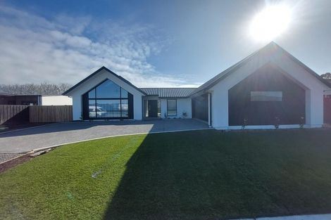 Photo of property in 21 Irvines Track, Halswell, Christchurch, 8025