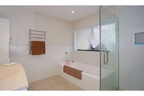 Photo of property in 48 Edgewater Parade, Waiuku, 2123