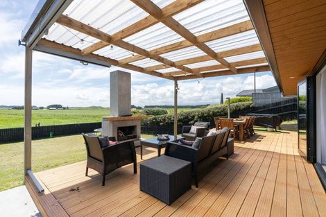 Photo of property in 7 Sand Dune Grove, Waikawa Beach, Manakau, 5573