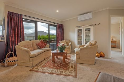 Photo of property in 40 Johnstone Drive, Fitzherbert, Palmerston North, 4410