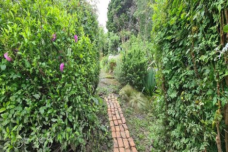 Photo of property in 10 Franklin Road, Paparoa, 0571