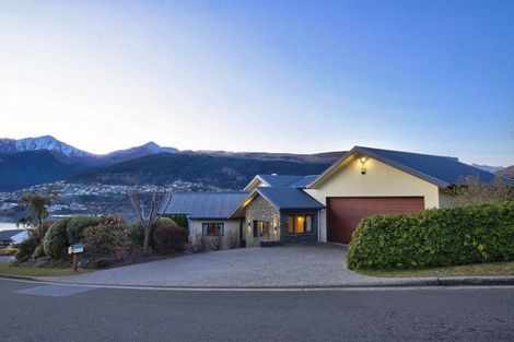 Photo of property in 5 Milward Place, Kelvin Heights, Queenstown, 9300