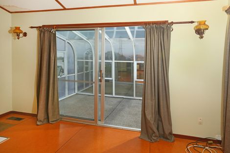 Photo of property in 6 Meadow Crescent, Te Atatu South, Auckland, 0602