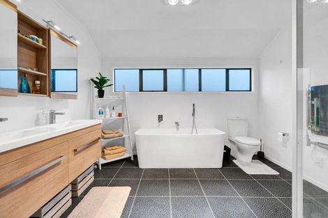 Photo of property in 5 Antonia Place, Bell Block, New Plymouth, 4312