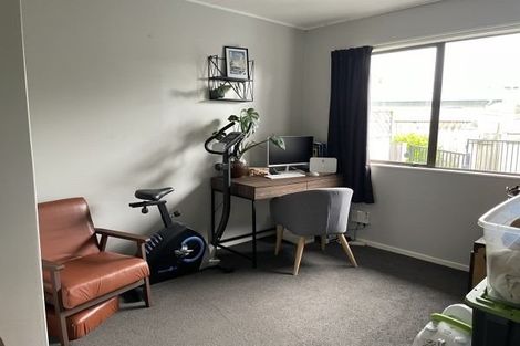 Photo of property in 2/4 Colonial Place, Kelvin Grove, Palmerston North, 4414