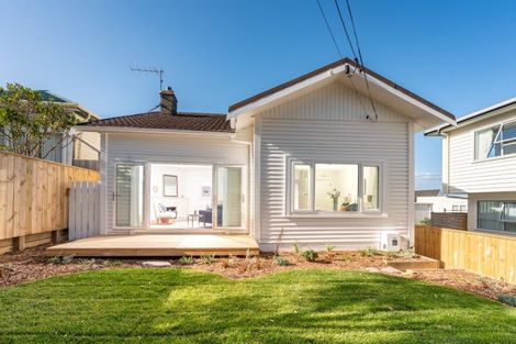 Photo of property in 113 Queens Drive, Lyall Bay, Wellington, 6022