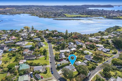 Photo of property in 10 Pohutukawa Avenue, Red Beach, 0932