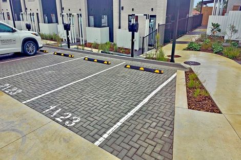 Photo of property in 1/23 Awaroa Road, Sunnyvale, Auckland, 0612