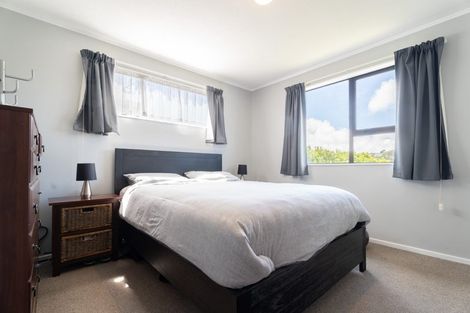 Photo of property in 31 Cheltenham Terrace, Newlands, Wellington, 6037