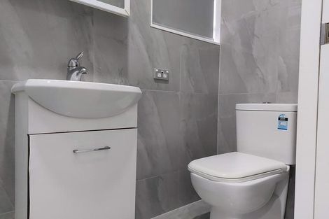 Photo of property in 17 Burgundy Park Avenue, Henderson, Auckland, 0612