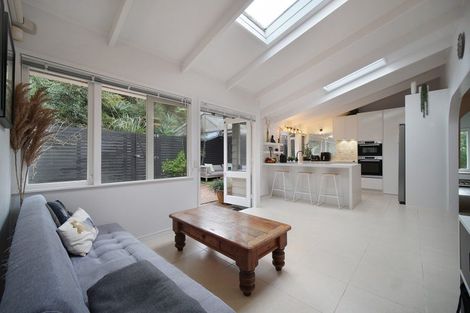 Photo of property in 1/22 Rangatira Road, Birkenhead, Auckland, 0626