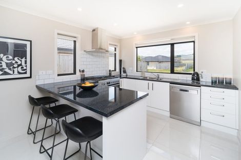 Photo of property in 11 Atlantic Drive, Fitzherbert, Palmerston North, 4410