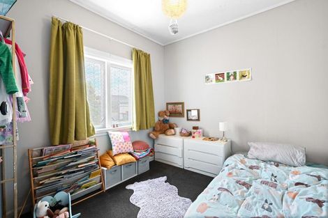 Photo of property in 35 Oxford Street, Fairfield, Hamilton, 3214