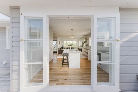 Photo of property in 215 Mangorei Road, Merrilands, New Plymouth, 4312