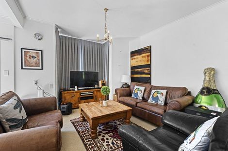 Photo of property in 28 Carrington Street, New Plymouth, 4310