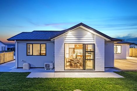 Photo of property in 22 Vinistra Road, Kumeu, 0810