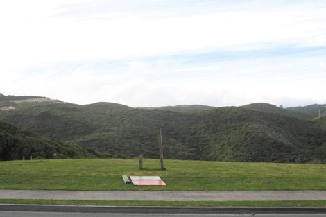 Photo of property in 31 Tamworth Crescent, Newlands, Wellington, 6037