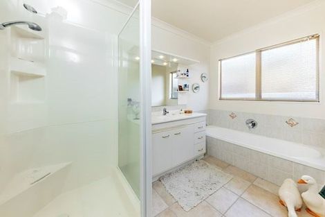 Photo of property in 60 Mt Lebanon Crescent, The Gardens, Auckland, 2105